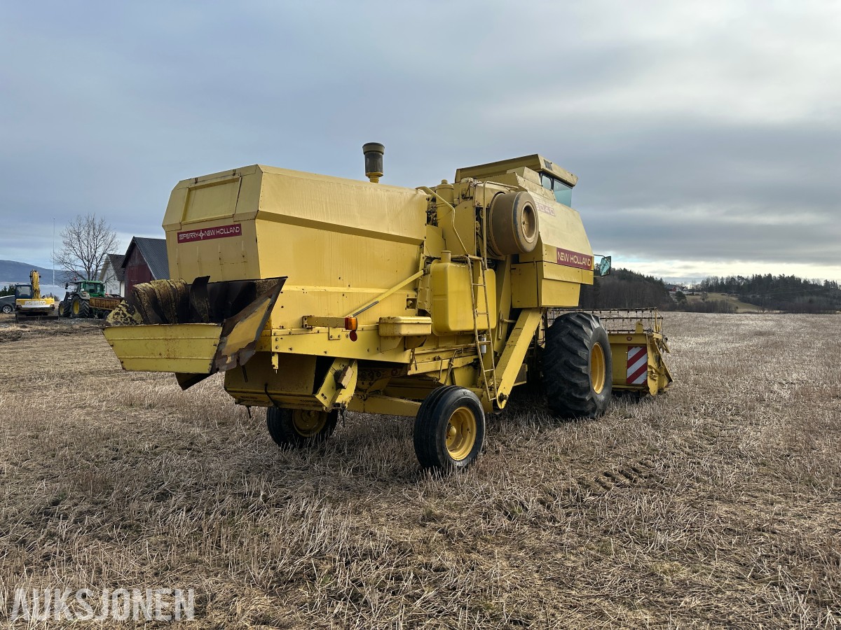 1983 New Holland 8040 Skurtresker – 12 fot skjærebord / halmkutter