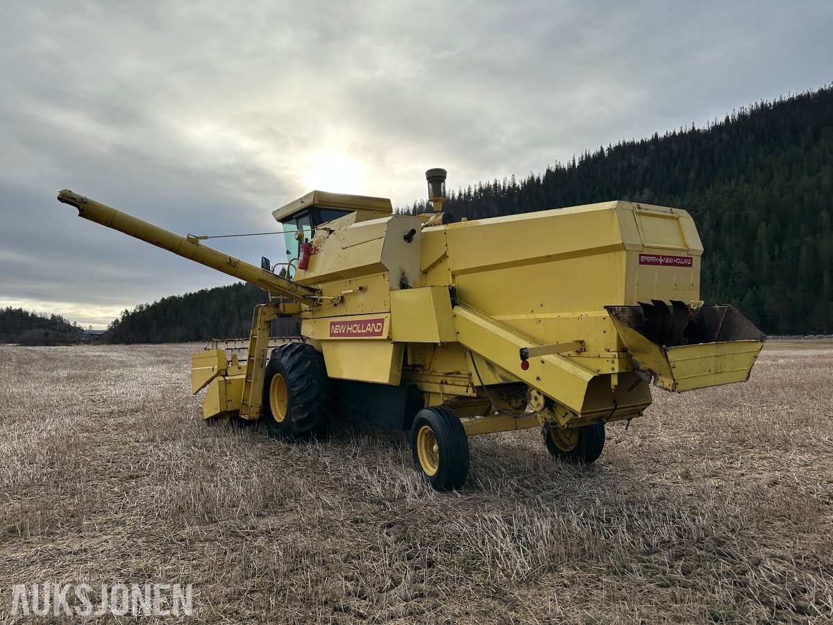 1983 New Holland 8040 Skurtresker – 12 fot skjærebord / halmkutter