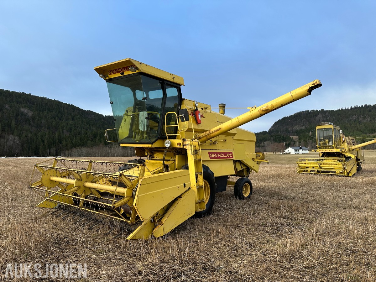 1983 New Holland 8040 Skurtresker – 12 fot skjærebord / halmkutter