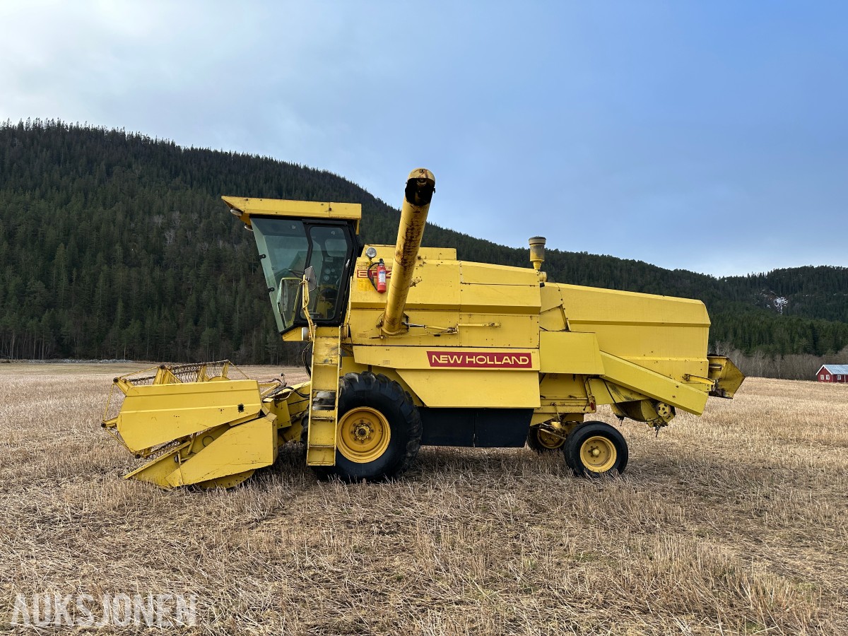 1983 New Holland 8040 Skurtresker – 12 fot skjærebord / halmkutter