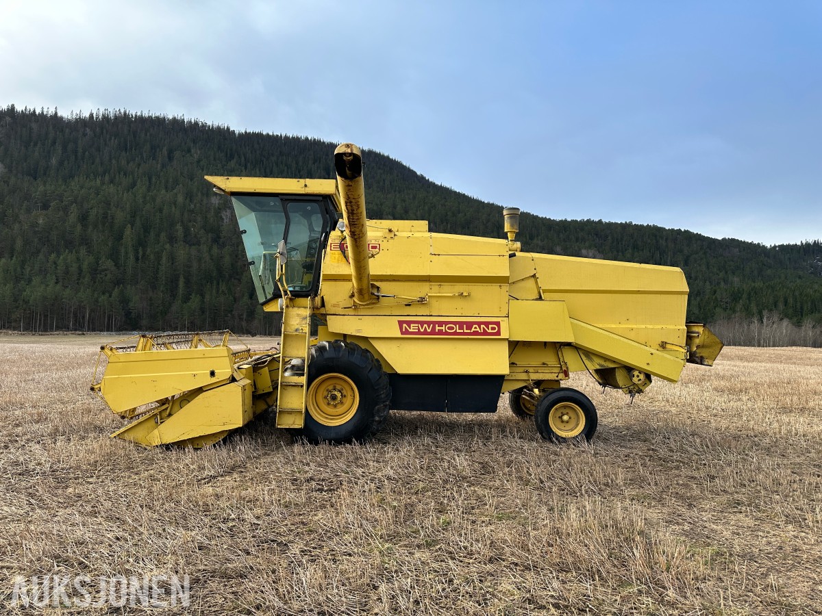1983 New Holland 8040 Skurtresker – 12 fot skjærebord / halmkutter