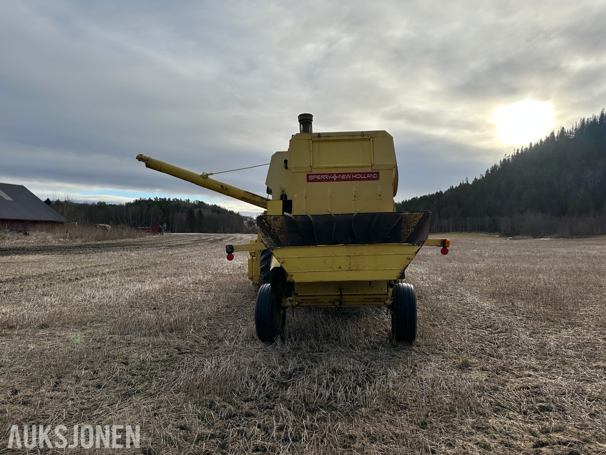 1983 New Holland 8040 Skurtresker – 12 fot skjærebord / halmkutter