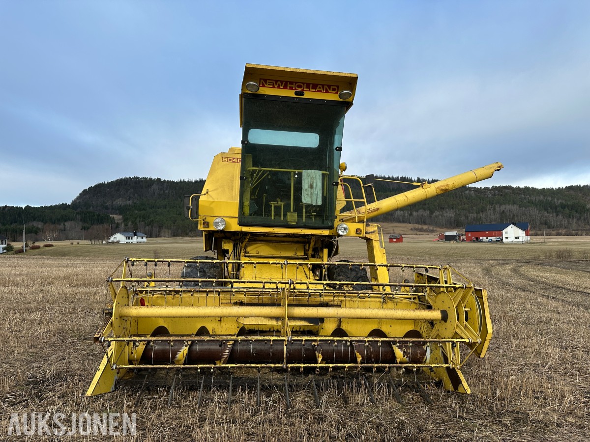 1983 New Holland 8040 Skurtresker – 12 fot skjærebord / halmkutter