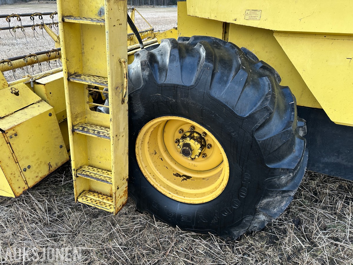 1983 New Holland 8040 Skurtresker – 12 fot skjærebord / halmkutter