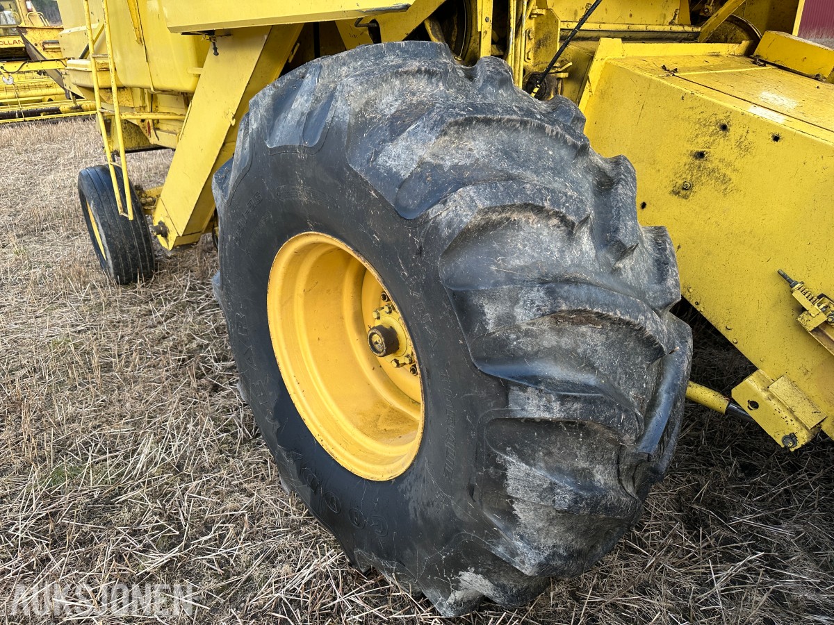 1983 New Holland 8040 Skurtresker – 12 fot skjærebord / halmkutter