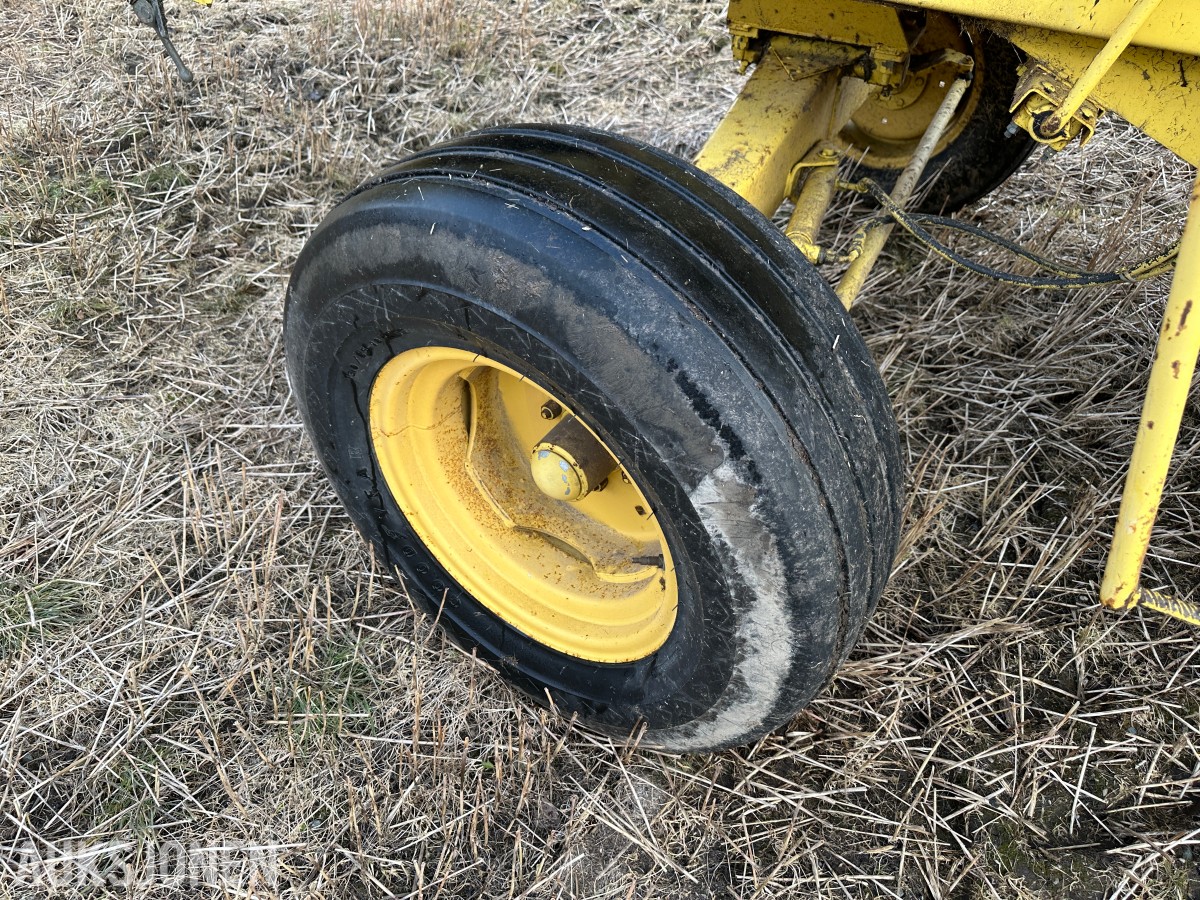 1983 New Holland 8040 Skurtresker – 12 fot skjærebord / halmkutter