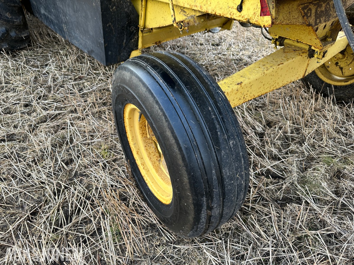 1983 New Holland 8040 Skurtresker – 12 fot skjærebord / halmkutter