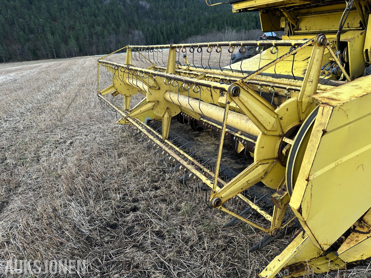 1983 New Holland 8040 Skurtresker – 12 fot skjærebord / halmkutter