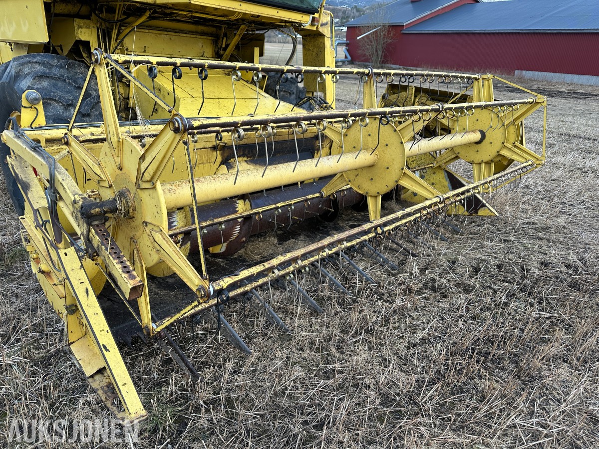 1983 New Holland 8040 Skurtresker – 12 fot skjærebord / halmkutter