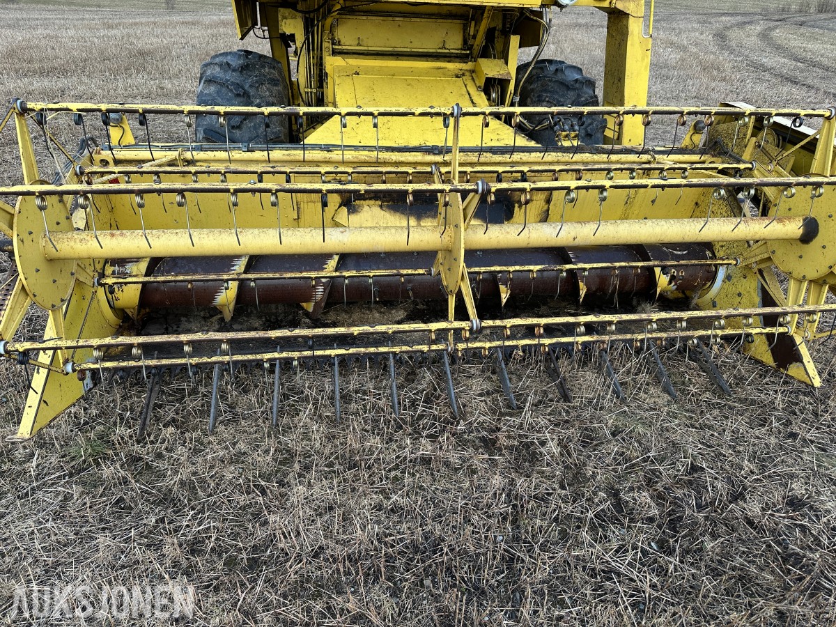 1983 New Holland 8040 Skurtresker – 12 fot skjærebord / halmkutter