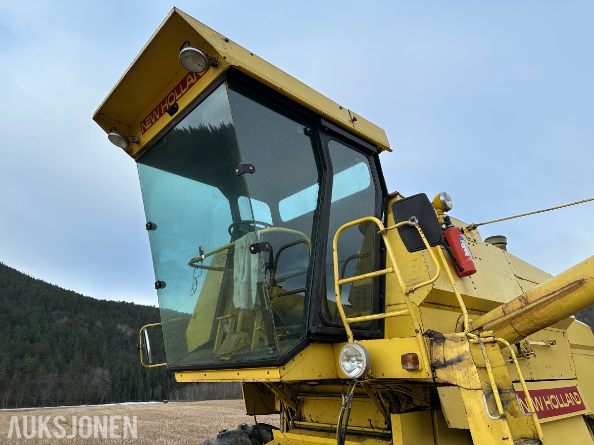 1983 New Holland 8040 Skurtresker – 12 fot skjærebord / halmkutter