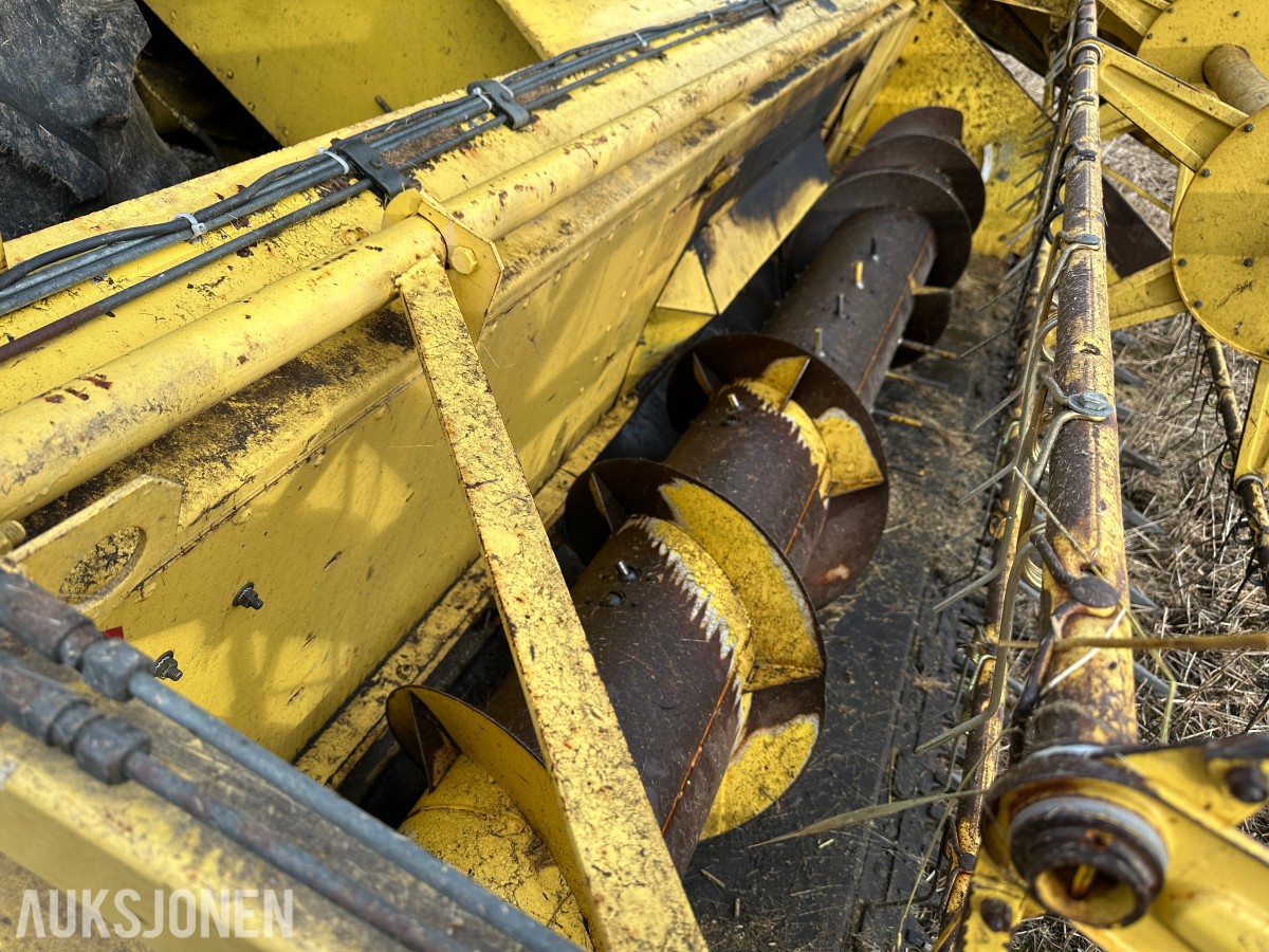 1983 New Holland 8040 Skurtresker – 12 fot skjærebord / halmkutter