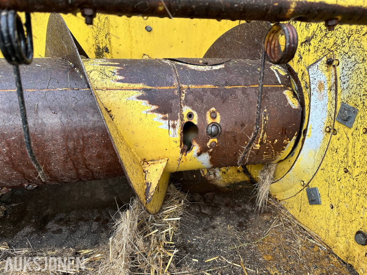 1983 New Holland 8040 Skurtresker – 12 fot skjærebord / halmkutter