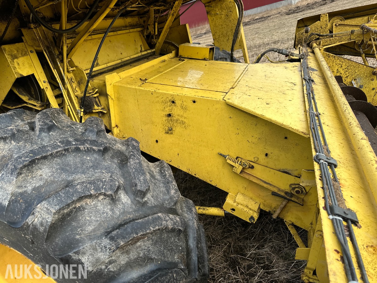 1983 New Holland 8040 Skurtresker – 12 fot skjærebord / halmkutter