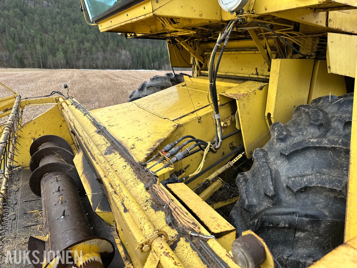 1983 New Holland 8040 Skurtresker – 12 fot skjærebord / halmkutter