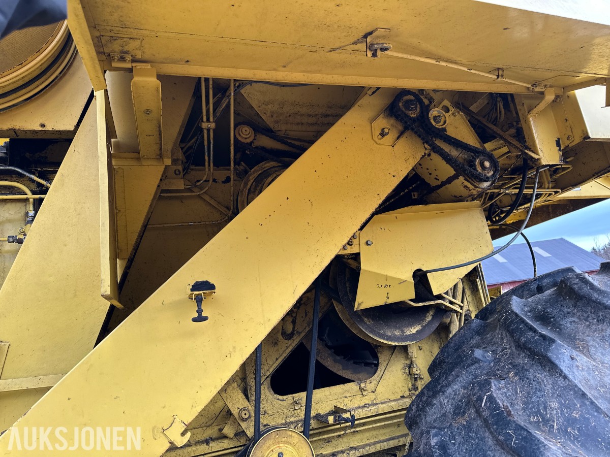 1983 New Holland 8040 Skurtresker – 12 fot skjærebord / halmkutter