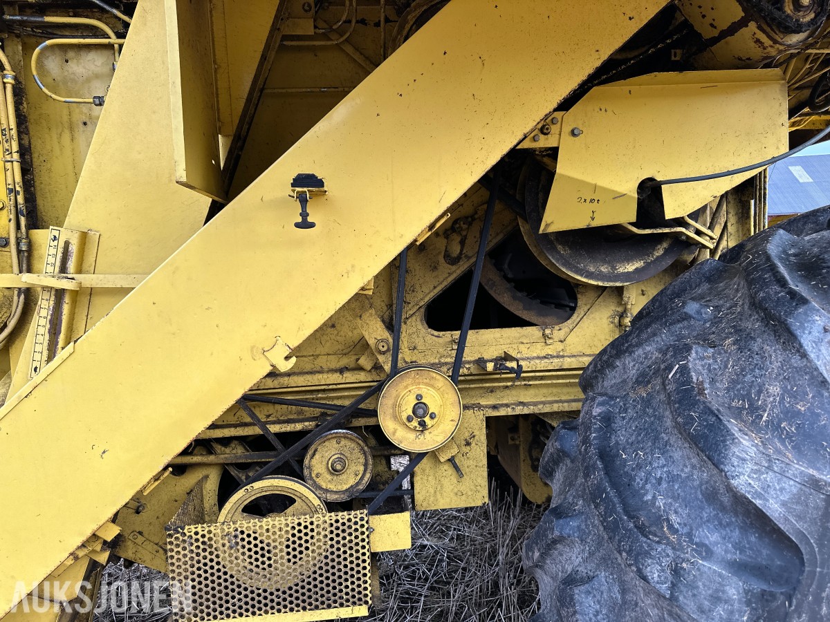 1983 New Holland 8040 Skurtresker – 12 fot skjærebord / halmkutter