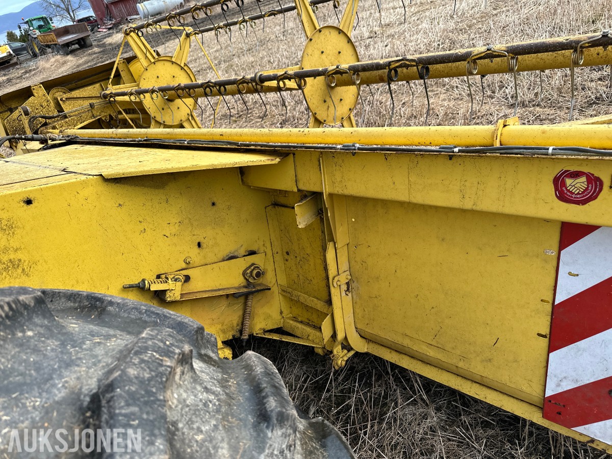 1983 New Holland 8040 Skurtresker – 12 fot skjærebord / halmkutter