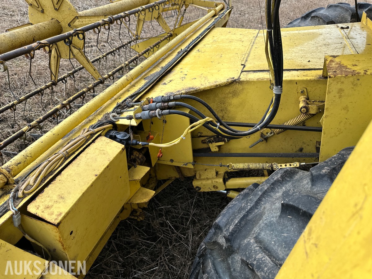 1983 New Holland 8040 Skurtresker – 12 fot skjærebord / halmkutter