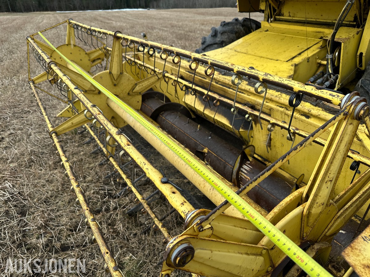 1983 New Holland 8040 Skurtresker – 12 fot skjærebord / halmkutter