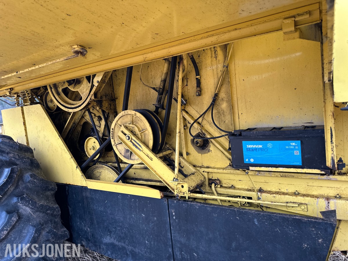 1983 New Holland 8040 Skurtresker – 12 fot skjærebord / halmkutter