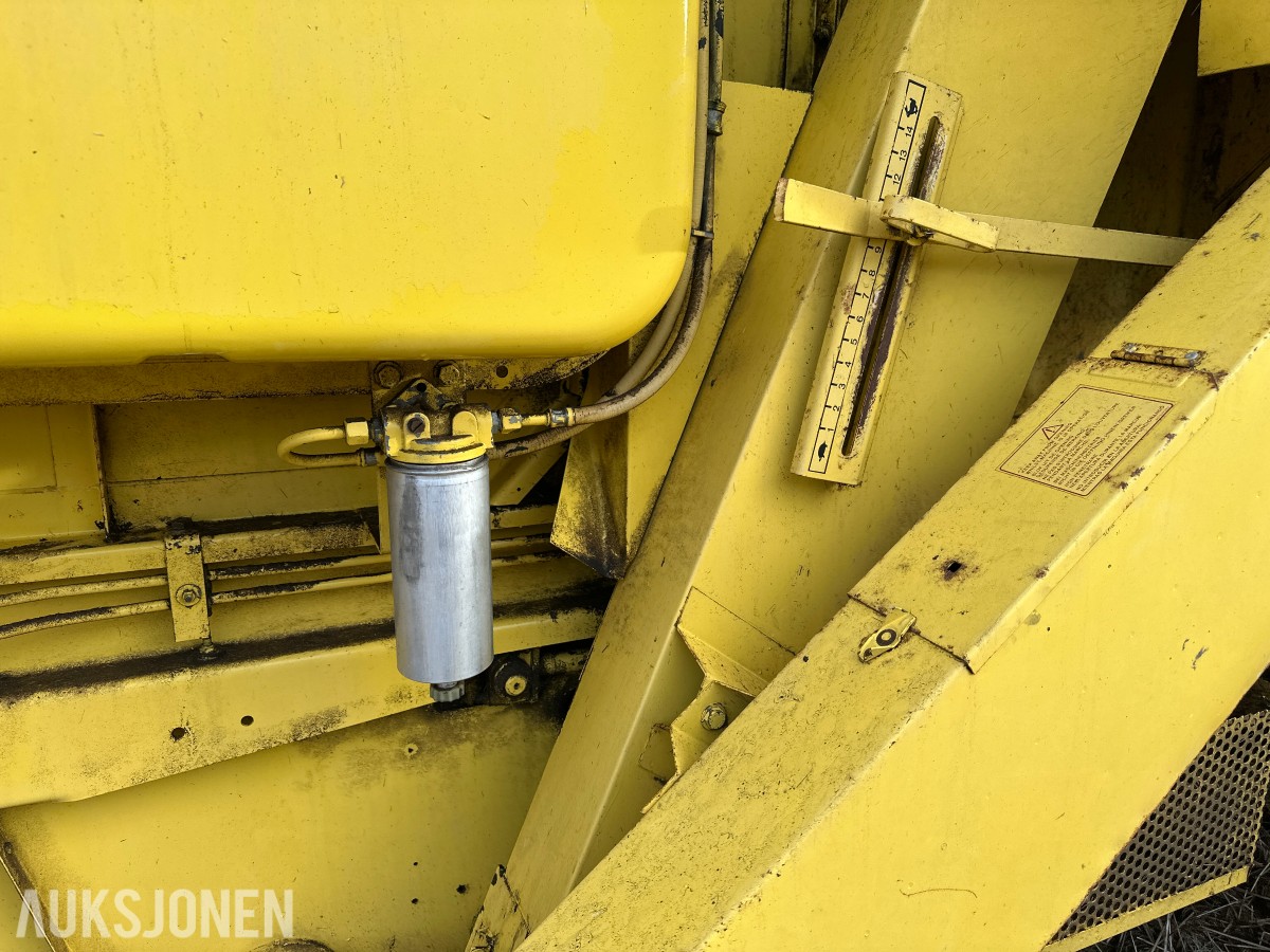 1983 New Holland 8040 Skurtresker – 12 fot skjærebord / halmkutter