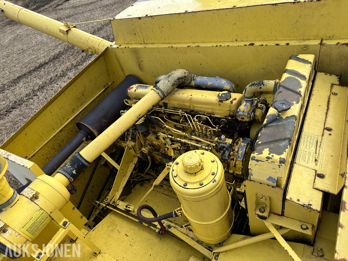 1983 New Holland 8040 Skurtresker – 12 fot skjærebord / halmkutter