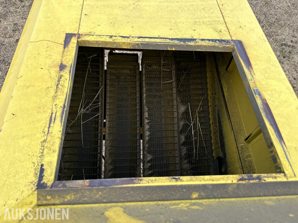 1983 New Holland 8040 Skurtresker – 12 fot skjærebord / halmkutter