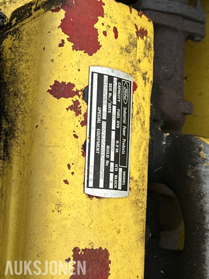 1983 New Holland 8040 Skurtresker – 12 fot skjærebord / halmkutter