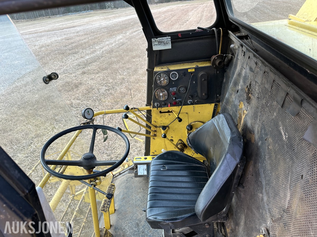 1983 New Holland 8040 Skurtresker – 12 fot skjærebord / halmkutter