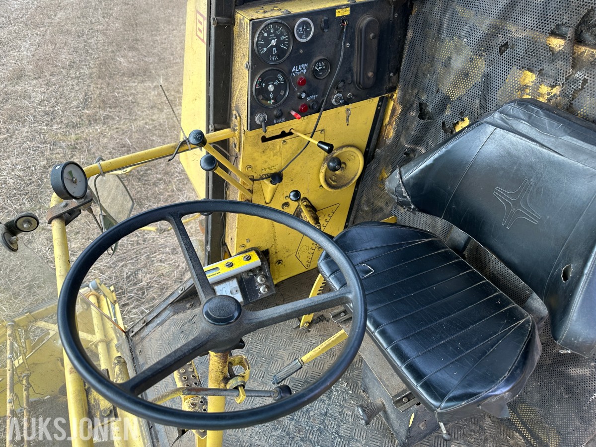 1983 New Holland 8040 Skurtresker – 12 fot skjærebord / halmkutter