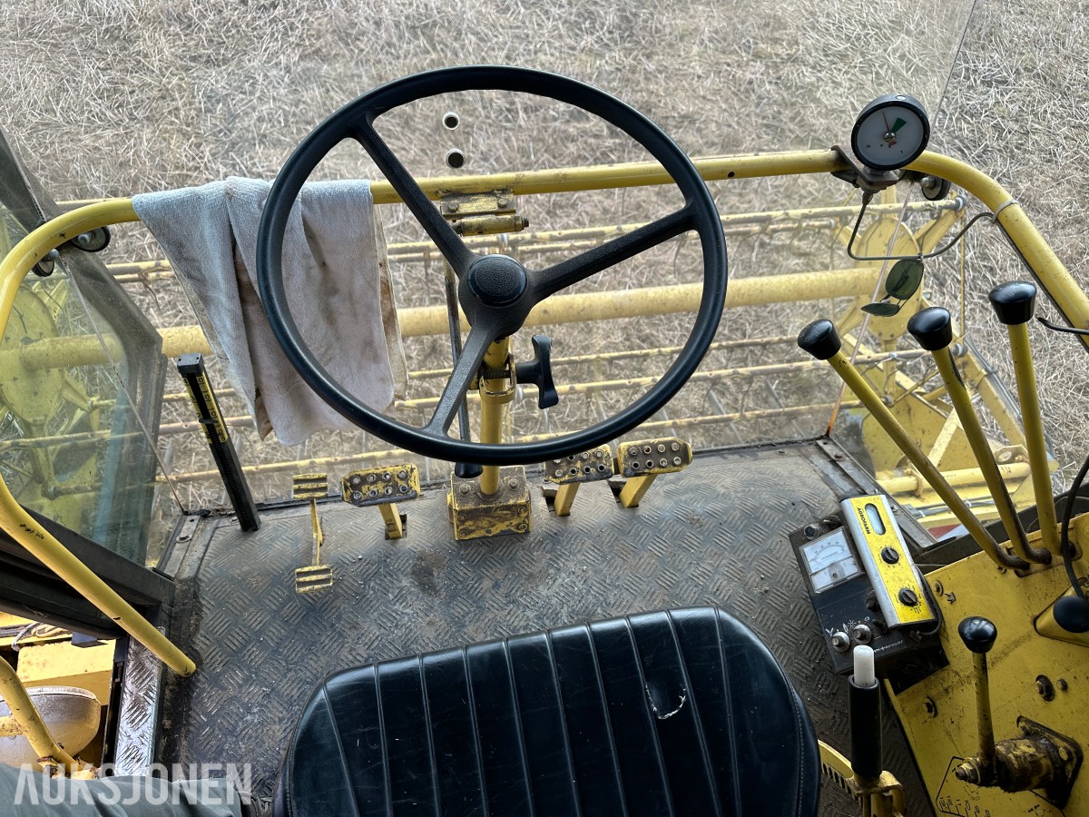 1983 New Holland 8040 Skurtresker – 12 fot skjærebord / halmkutter
