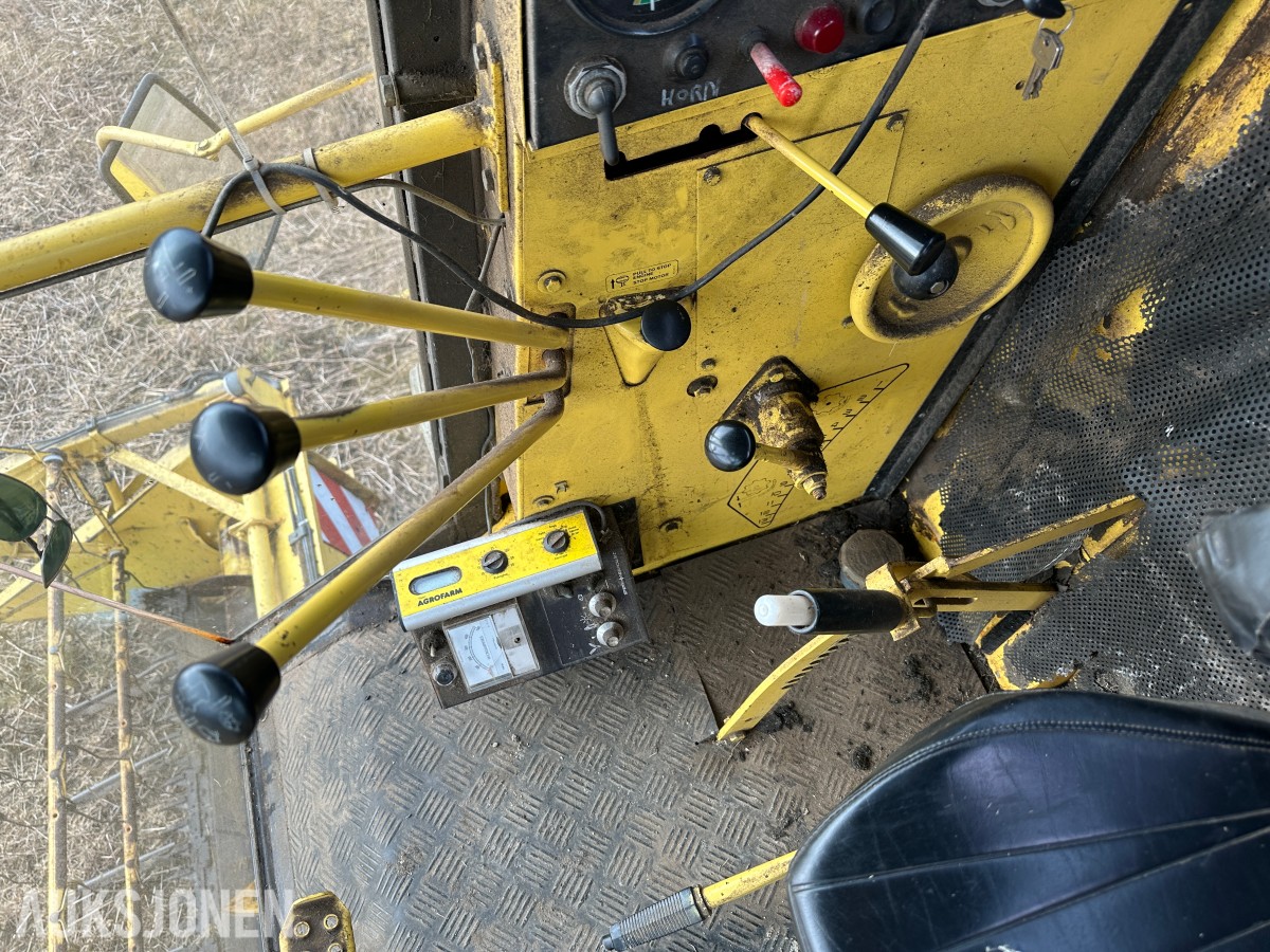 1983 New Holland 8040 Skurtresker – 12 fot skjærebord / halmkutter
