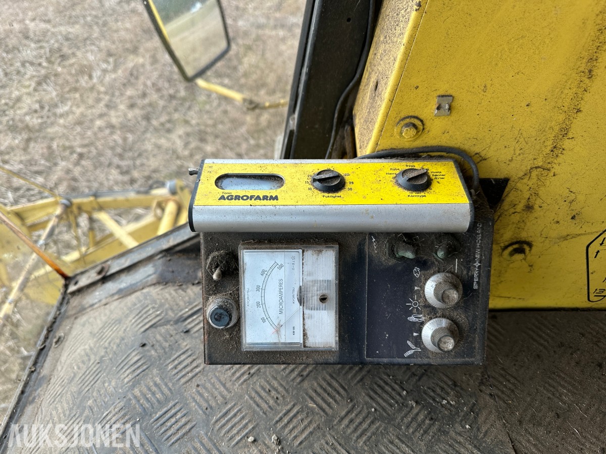 1983 New Holland 8040 Skurtresker – 12 fot skjærebord / halmkutter