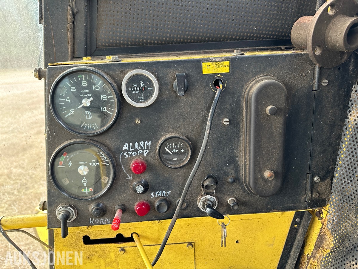 1983 New Holland 8040 Skurtresker – 12 fot skjærebord / halmkutter