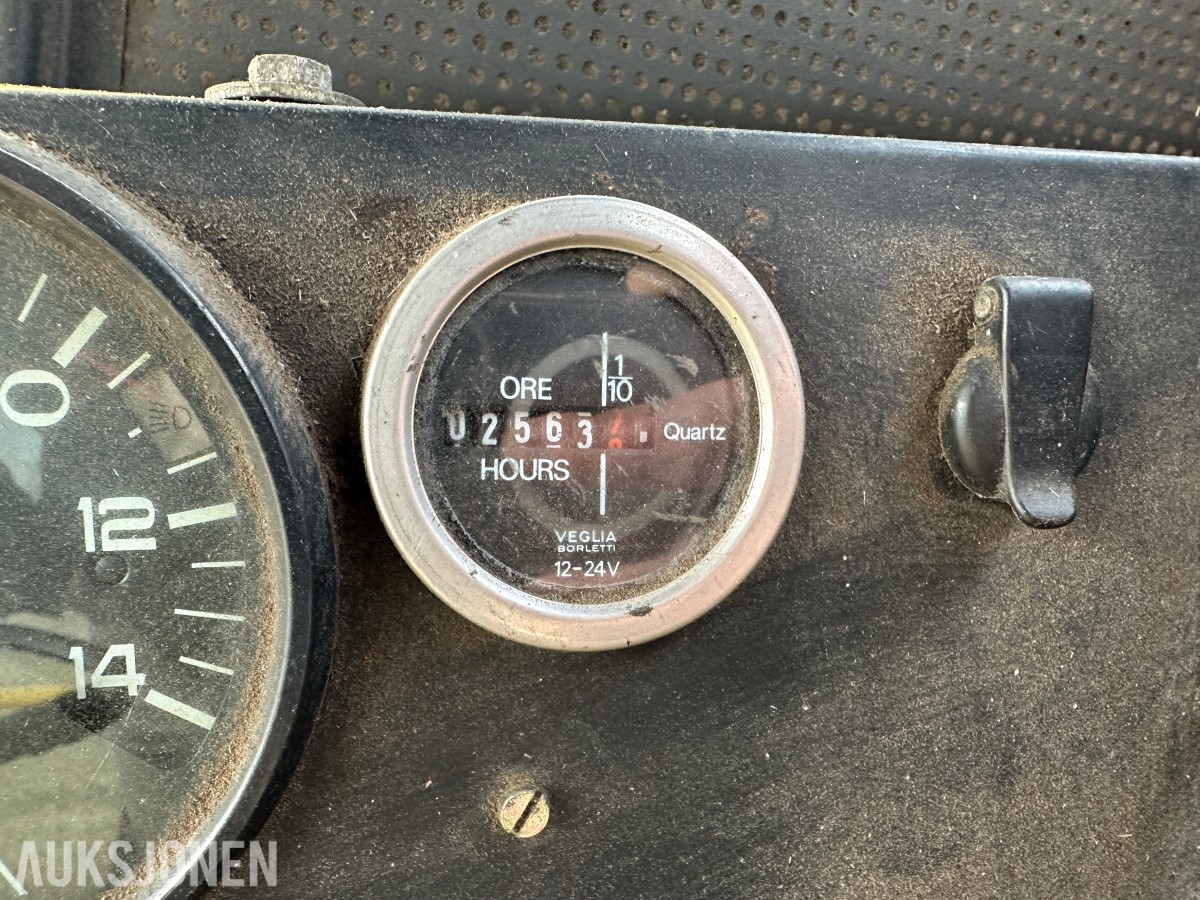 1983 New Holland 8040 Skurtresker – 12 fot skjærebord / halmkutter