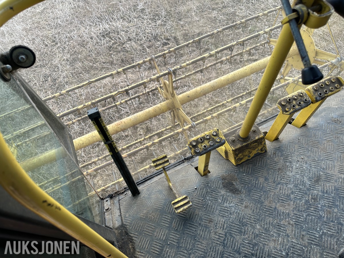 1983 New Holland 8040 Skurtresker – 12 fot skjærebord / halmkutter