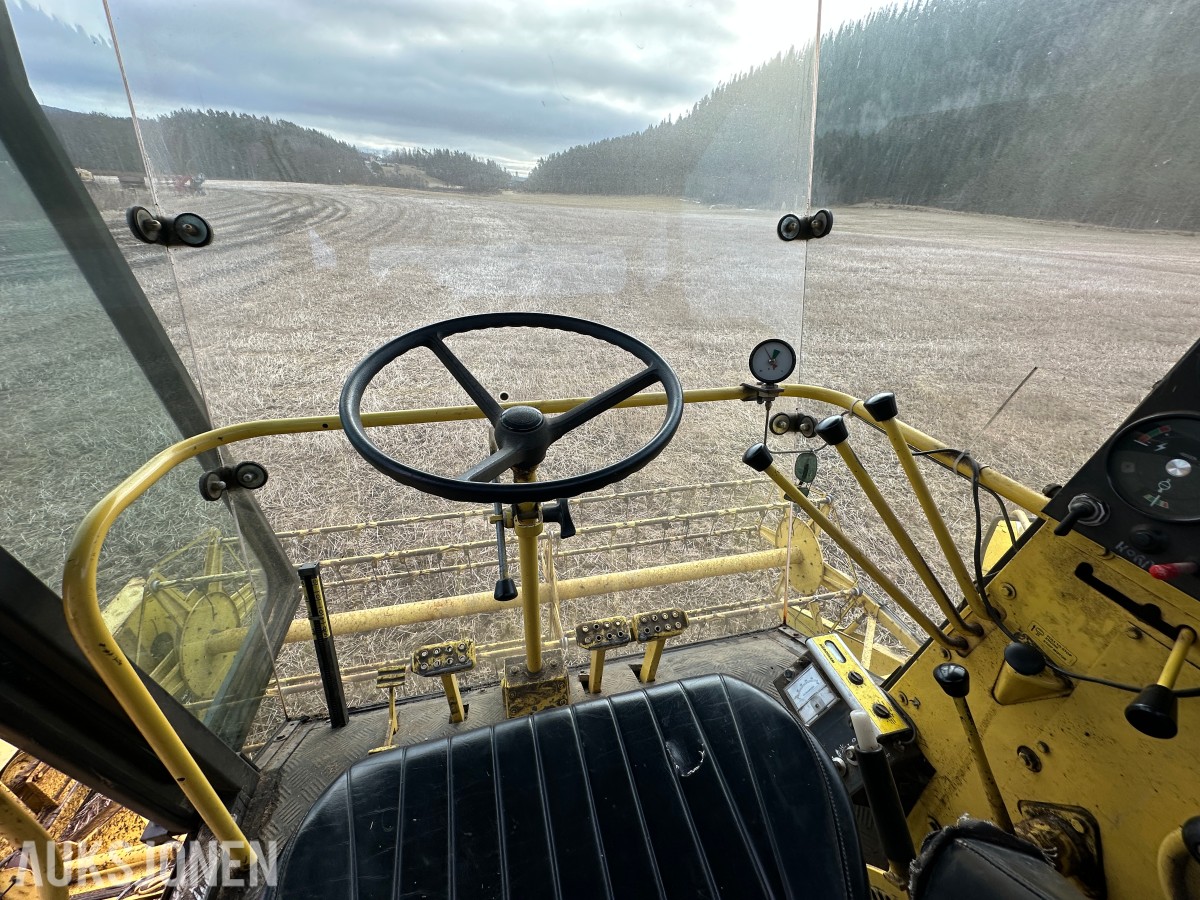 1983 New Holland 8040 Skurtresker – 12 fot skjærebord / halmkutter