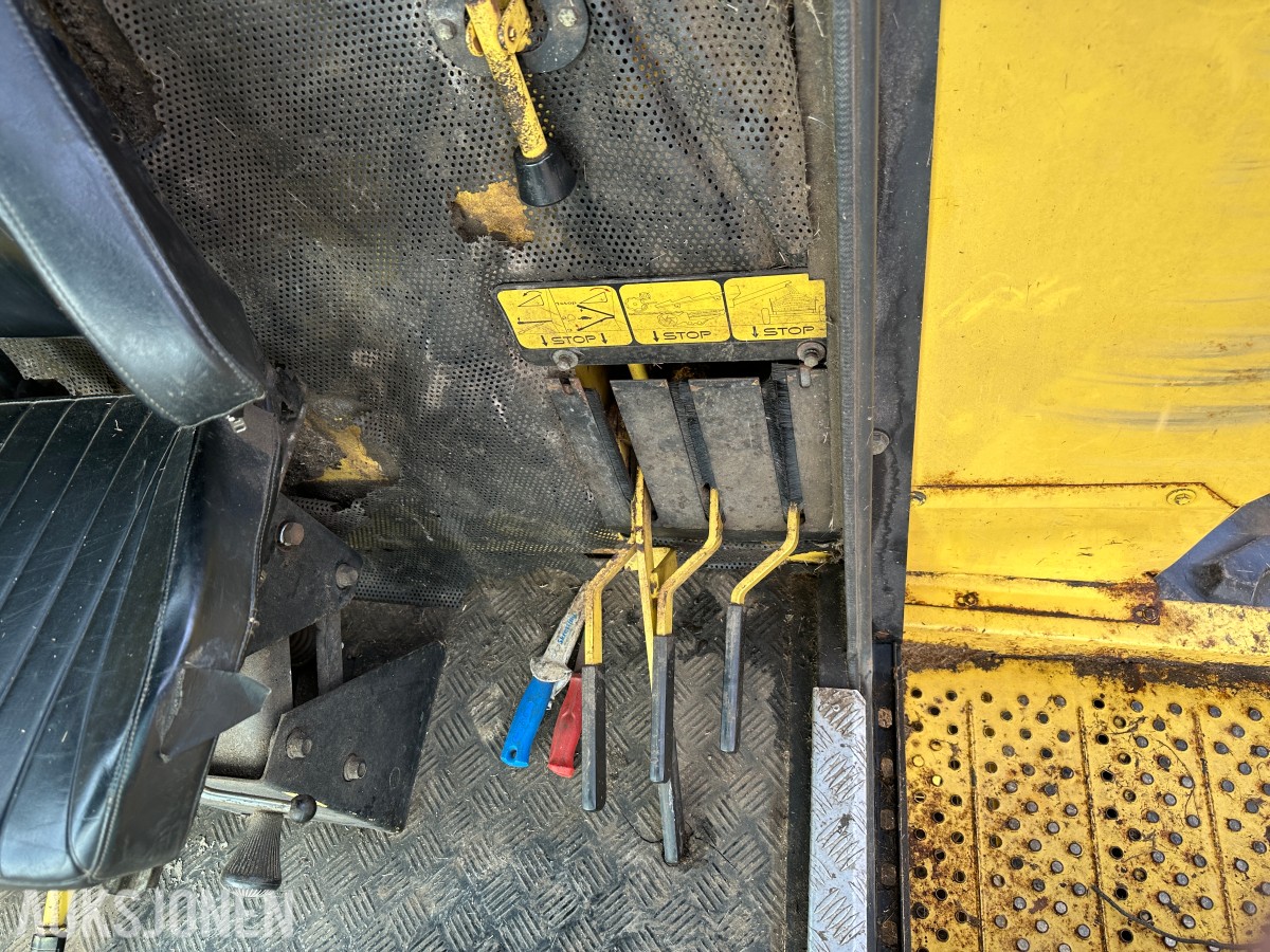 1983 New Holland 8040 Skurtresker – 12 fot skjærebord / halmkutter