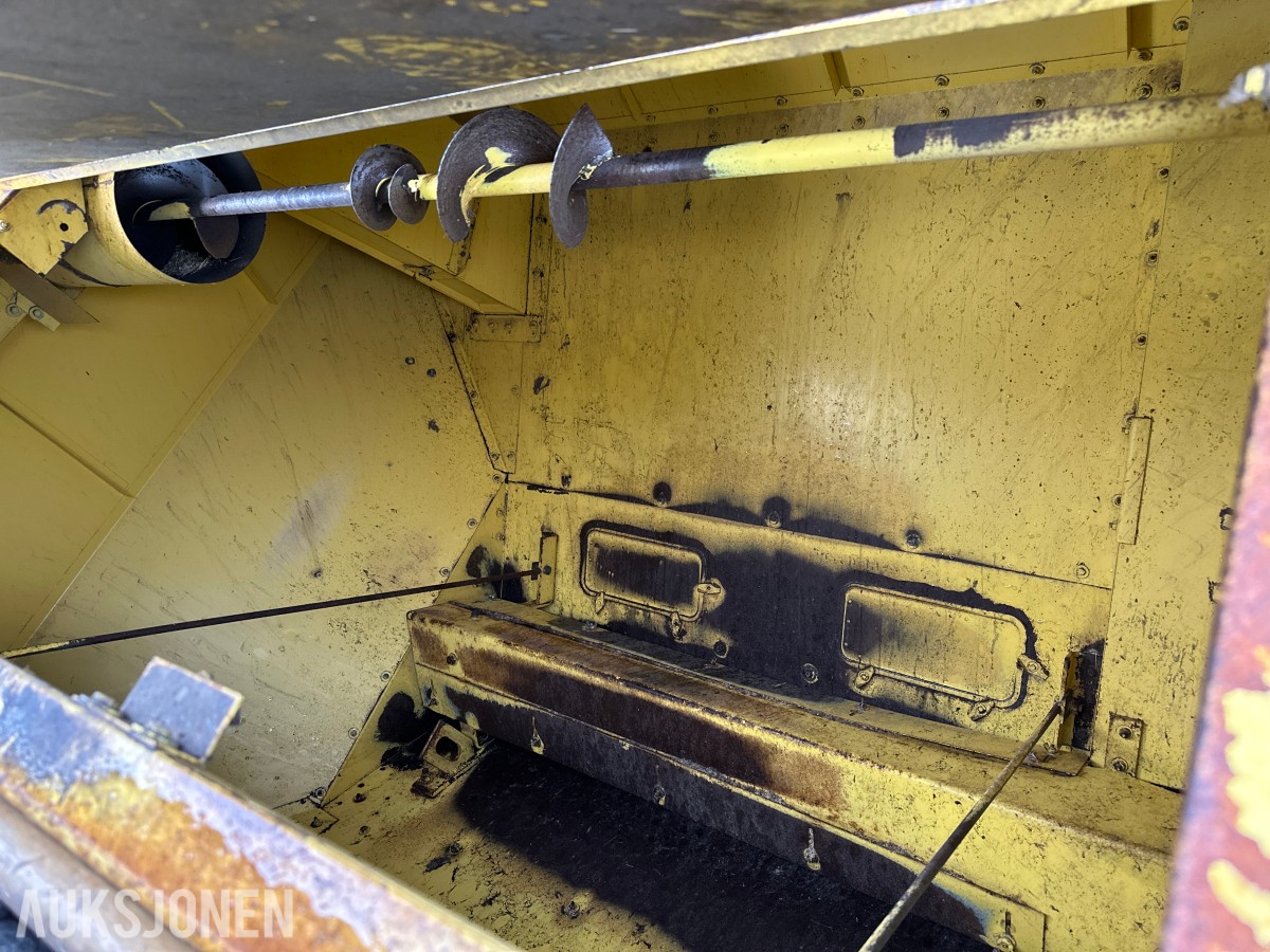 1983 New Holland 8040 Skurtresker – 12 fot skjærebord / halmkutter