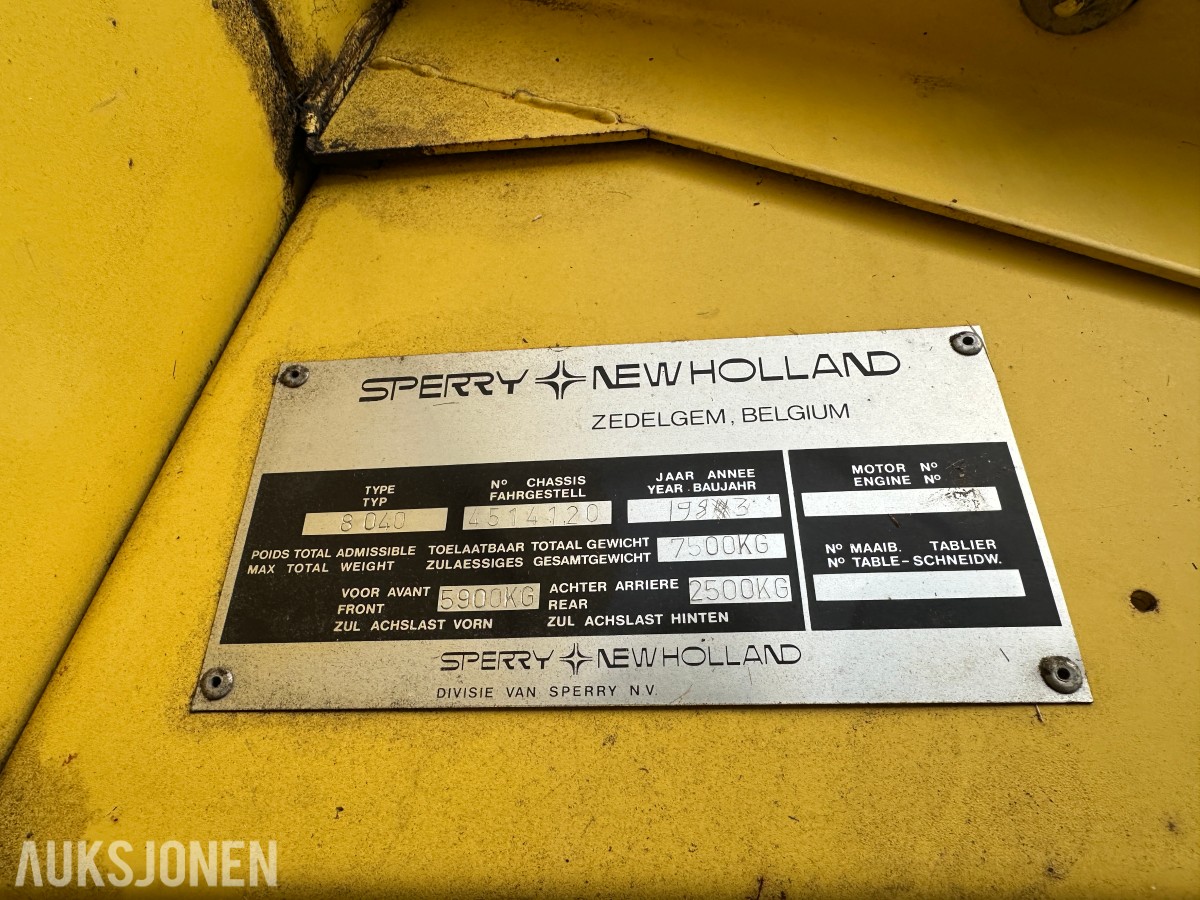 1983 New Holland 8040 Skurtresker – 12 fot skjærebord / halmkutter