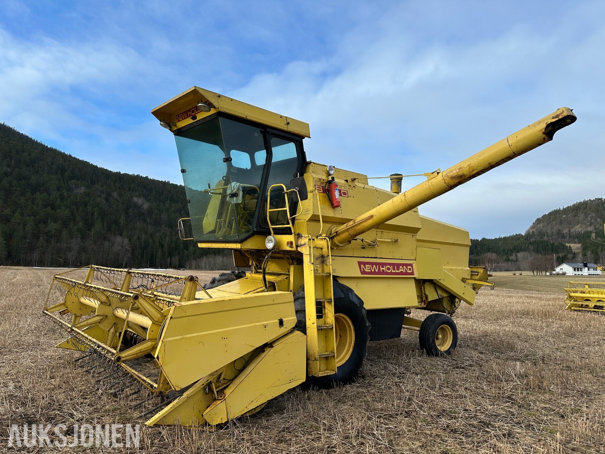 1983 New Holland 8040 Skurtresker – 12 fot skjærebord / halmkutter