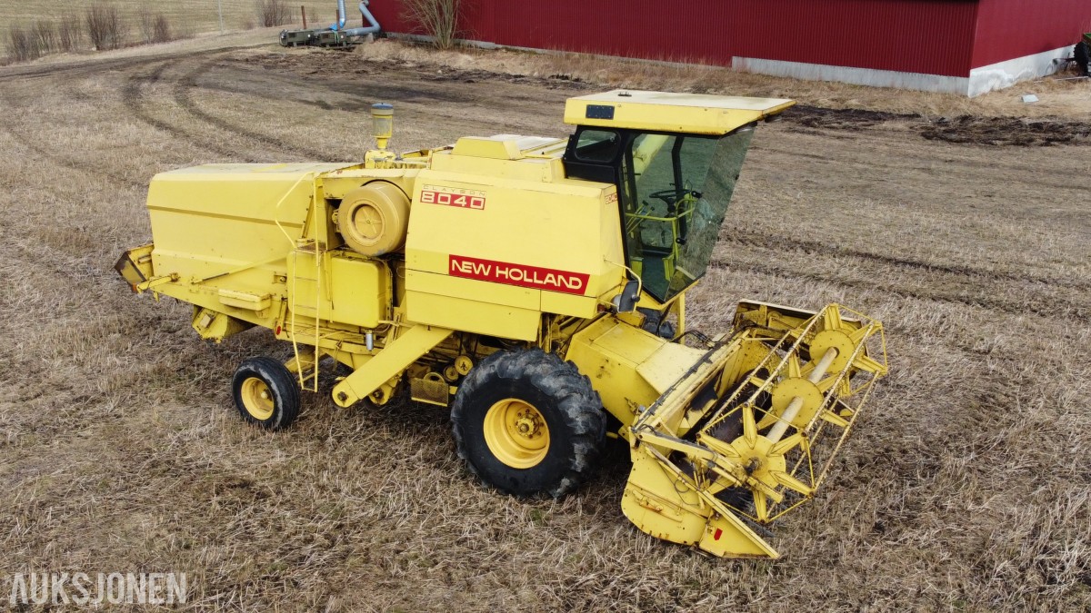 1983 New Holland 8040 Skurtresker – 12 fot skjærebord / halmkutter