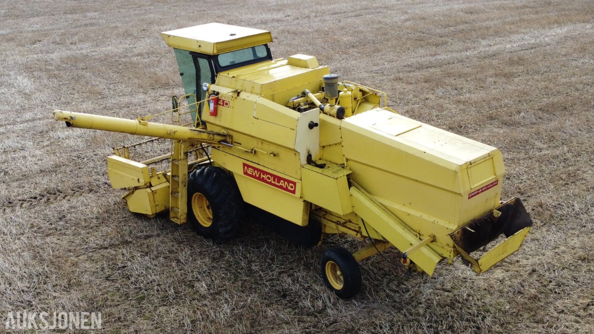 1983 New Holland 8040 Skurtresker – 12 fot skjærebord / halmkutter