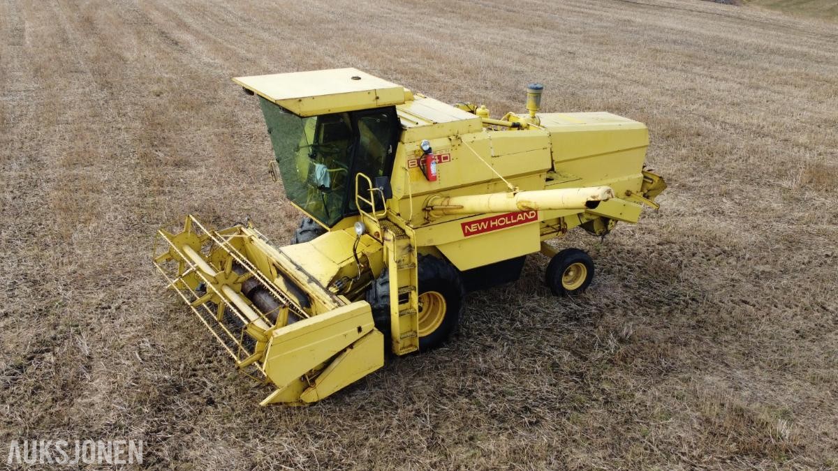 1983 New Holland 8040 Skurtresker – 12 fot skjærebord / halmkutter