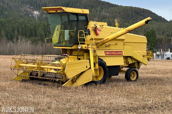 1983 New Holland 8040 Skurtresker – 12 fot skjærebord / halmkutter