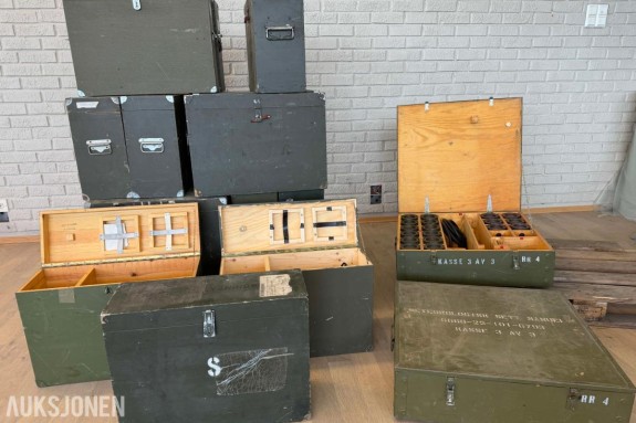 18 x Militære transportkasser fra Forsvaret: lampekasser + meteorologiske sett