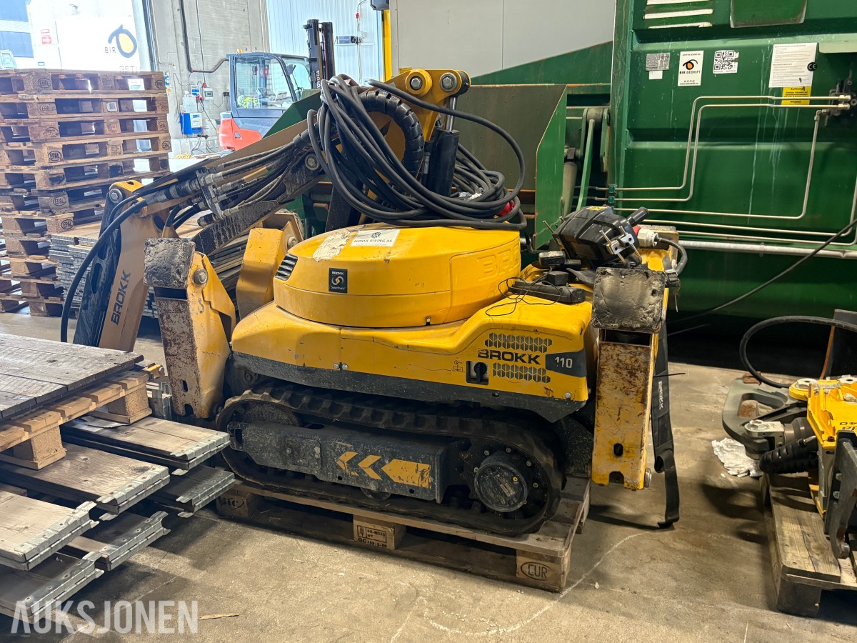 2023 Brokk 110 rivningsrobot med pigghammer, betongsaks og klype
