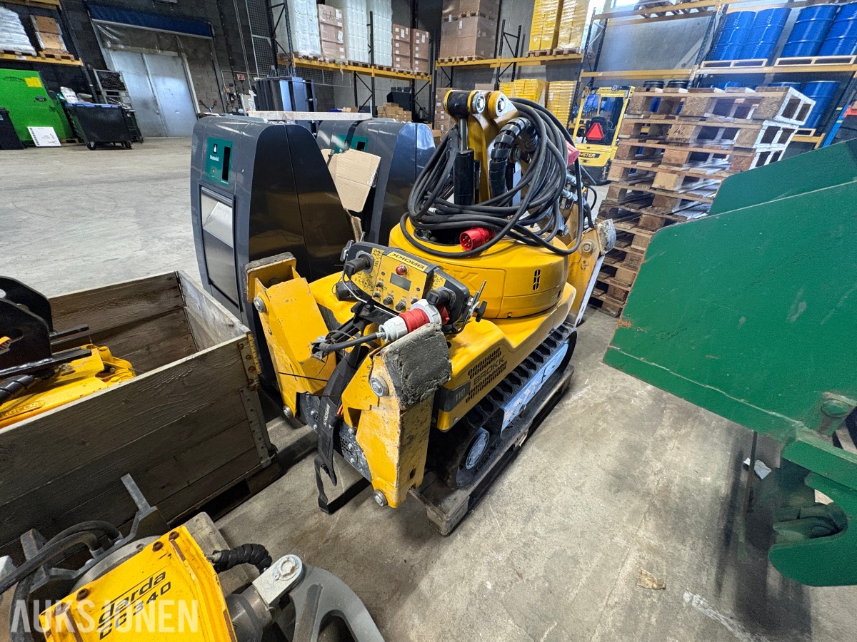 2023 Brokk 110 rivningsrobot med pigghammer, betongsaks og klype
