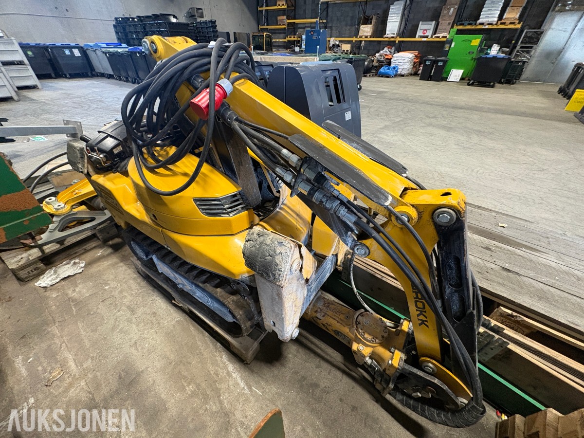 2023 Brokk 110 rivningsrobot med pigghammer, betongsaks og klype